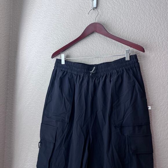 New Fabletics The Heights Cargo Pant XL Black Pockets Nylon NWT Athletic Workout - Picture 3 of 8